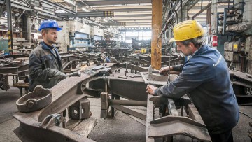 Grampet începe să producă locomotive la Craiova şi trenuri la Paşcani